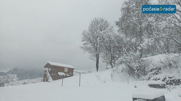 Zimná zasnežená krajina.