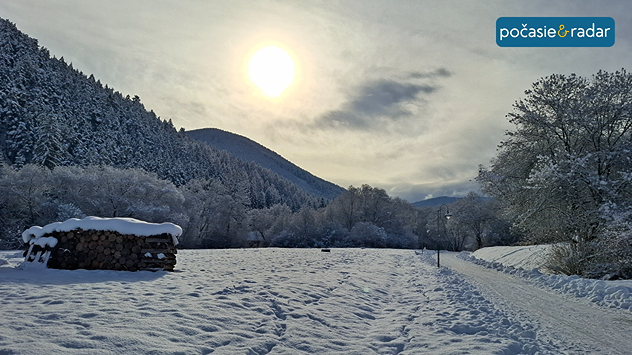 Zimná zasnežená krajina.