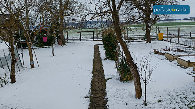 Zimná zasnežená krajina.