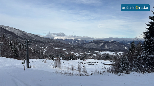 Zimná zasnežená krajina.