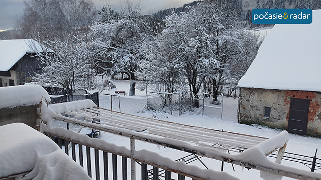 Zimná zasnežená krajina.