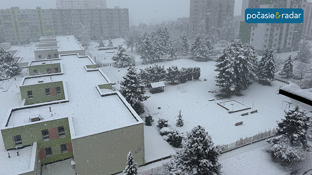 Zimná zasnežená krajina.