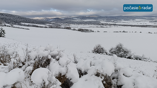 Zimná zasnežená krajina.