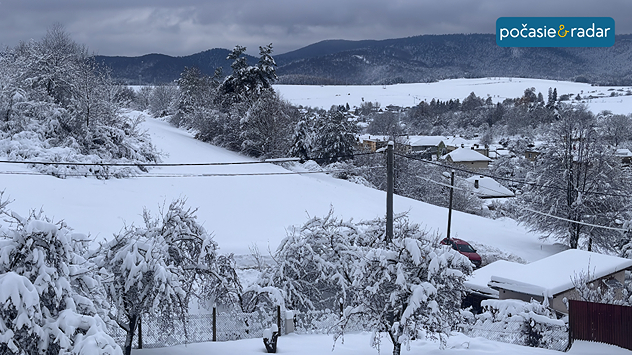 Zimná zasnežená krajina.