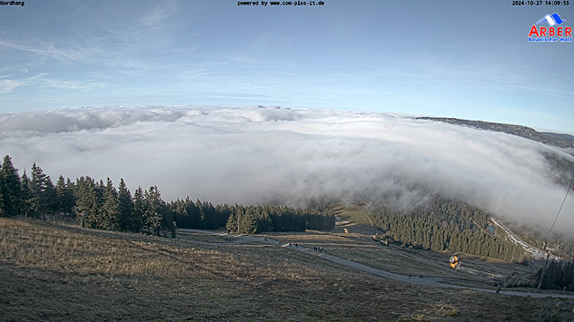 Oben blau, unten grau: So sah es am frühen Nachmittag auf dem Großen Arber aus.