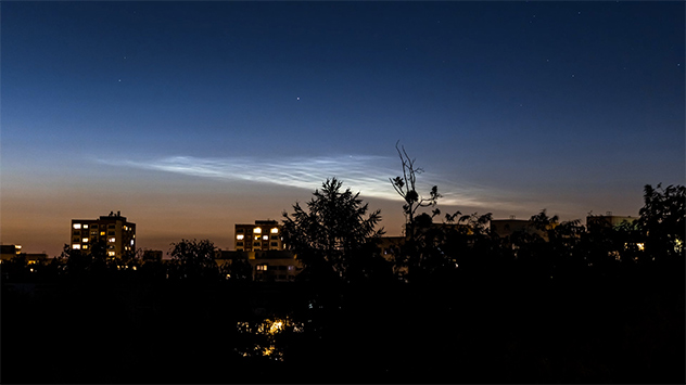 Leuchtende Nachtwolken erschienen am Himmel in Dresden.