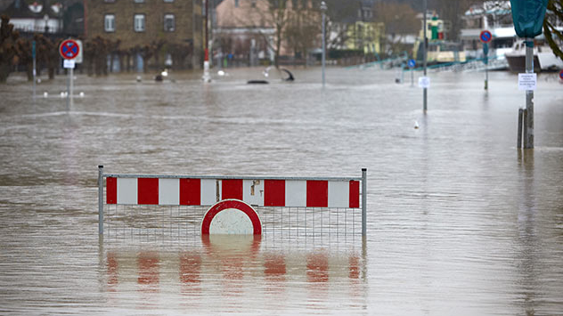 In Vallendar steht ein Parkplatz am Rhein unter Wasser