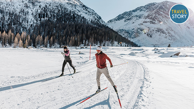 Ein Paar auf der Langlaufloipe im Meraner Land.