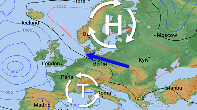 Wetterkarte Europas mit Hochdruckgebiet über Skandinavien. Pfeil zeigt kühle Strömung nach Mitteleuropa. Tiefdruck über Südeuropa ergänzt die Drucklage.