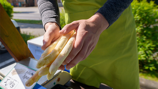 Spargel wird auf dem Markt eingekauft