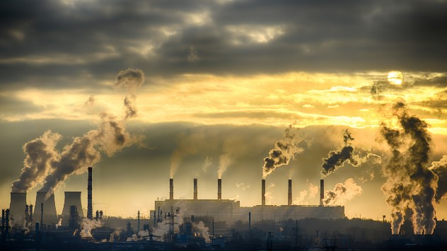 Das Bild zeigt mehrere Energiekraftwerte mit Schornsteinen.