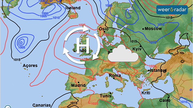 Een kaart met de luchtdrukverdeling. Een hogedrukgebied is ingetekend vlak bij de Benelux. Een wolk net daarnaast.