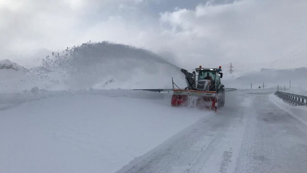Fräsmaschine beim Gotthardpass in der Schweiz im Einsatz.
