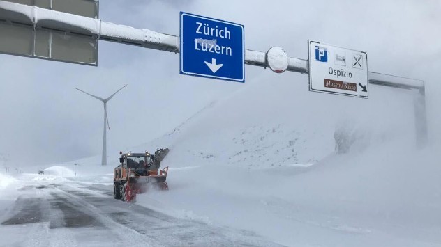 Die Räumung auf den Urner Alpenpässen hat begonnen