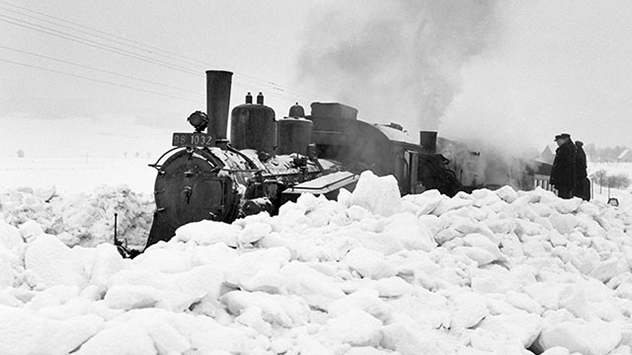 Eine Dampflok versucht in der Oberpfalz eine andere Lok aus den Schneemassen zu ziehen. 