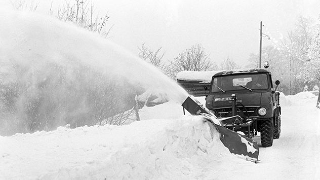 Wiederholte Schneestürme legen das öffentliche Leben zeitweise lahm. Oft können die Straßen nur noch mit Schneefräsen freigeräumt werden.