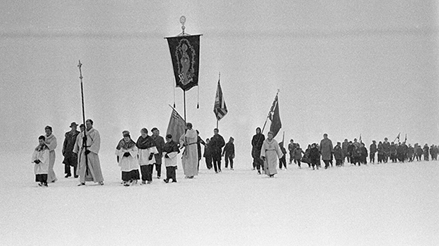 ., bei der eine Büste quer über das Eis des Sees getragen wird.