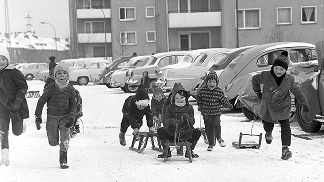 Kinder mit Schlitten gehören zum ganz normalen Straßenbild, wie hier in Frankfurt am Main.