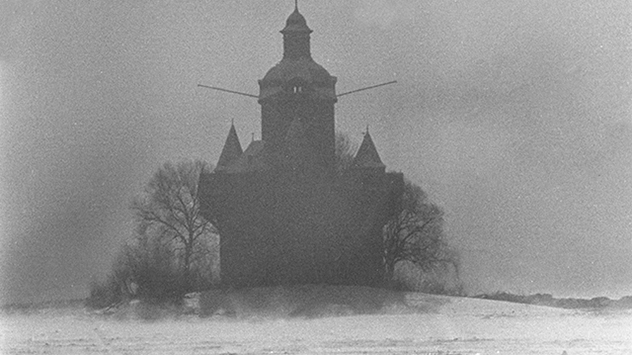 Die Wasserburg Pfalzgrafenstein im Rhein in Rheinland-Pfalz ist komplett vom Eis eingeschlossen. 