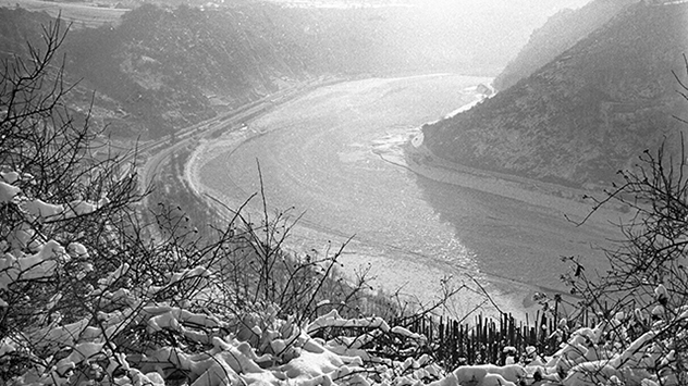 Nach der Schifffahrtssperre friert der Rhein komplett zu. Der Strom erstarrt zu einer bizarren Eiswüste. 