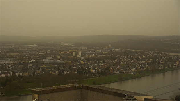 Am Karsamstag trübt Saharastaub den Himmel ein.