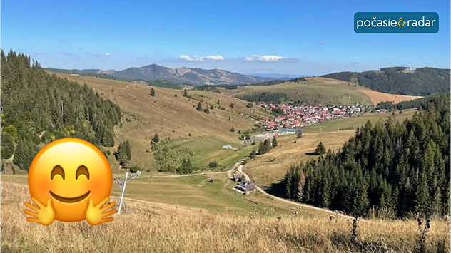 Slnečná horská krajina s lúkami, lesmi a obcou v údolí, doplnená usmievavým emoji s objatím.