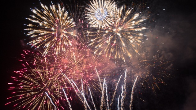 Los fuegos artificiales liberan grandes cantidades de contaminantes durante su combustión. 