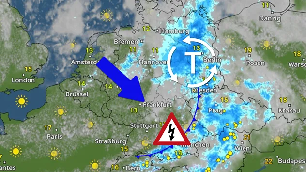 Wetterkarte Mitteleuropas mit Tiefdruckgebiet über Nordostdeutschland, Regenband von Nord nach Süd, Kaltfront und Gewitterwarnung in Süddeutschland sowie sonnigem Wetter in Westeuropa.
