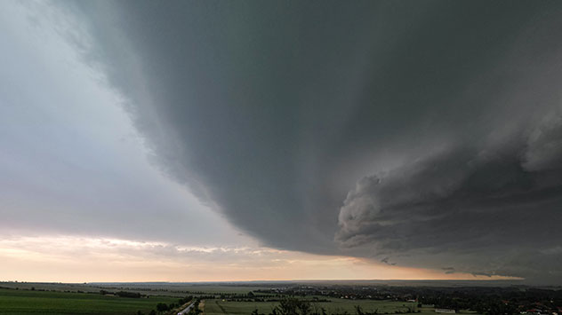 Mächtige Gewitterzelle mit bedrohlichen Wolken bei Quedlinburg 
