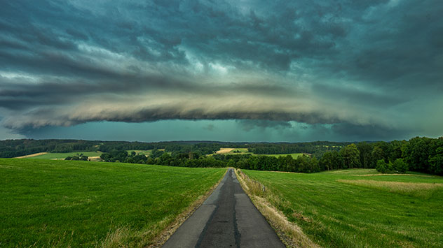  In Nümbrecht im Oberbergischen Land kündigt eine sogenannte Shelf-Cloud das Unwetter an. Der Himmel färbt sich grünlich.