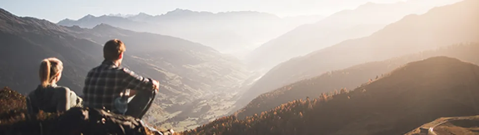 Ein Paar genießt die herbstliche Aussicht auf das Ridnauntal.