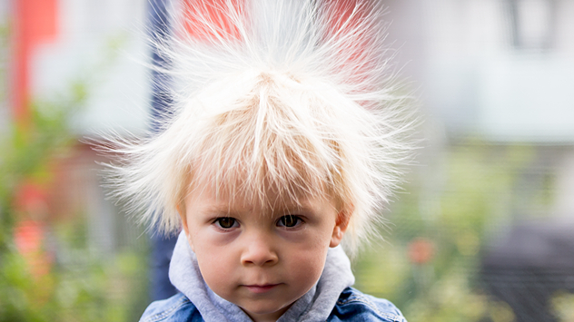 Kleinem Jungen stehen Haare zu Berge