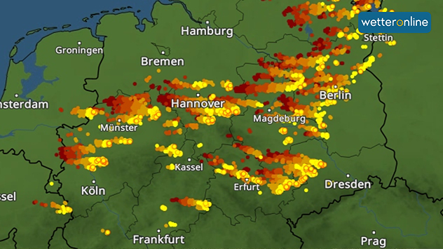 Im BlitzRadar lassen sich die Zugbahn der Gewitter und die Blitzentladungen live verfolgen.
