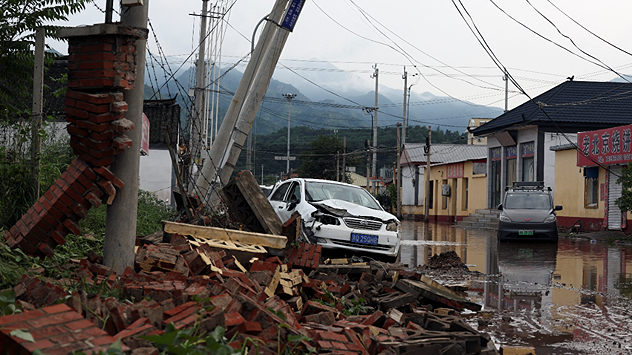 Trümmer auf einer Straße nach heftigen Überflutungen