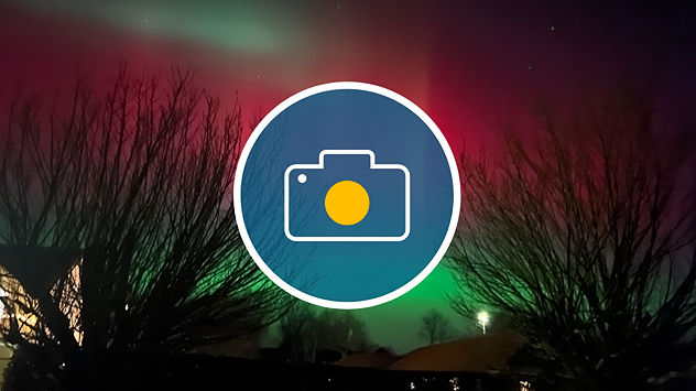 Nordlys på nattehimlen med røde og grønne farver samt kameraikon, der symboliserer brugerfoto af aurora borealis.