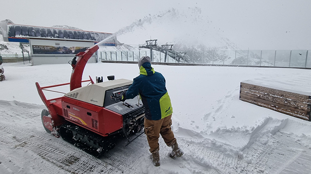 © Hans ter Braak Ein Mann arbeitet mit einer Schneefräse auf einer Bergstation