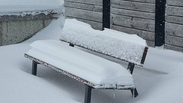 © Hans ter Braak Auf einer Sitzbank liegen 20 Zentimeter Schnee