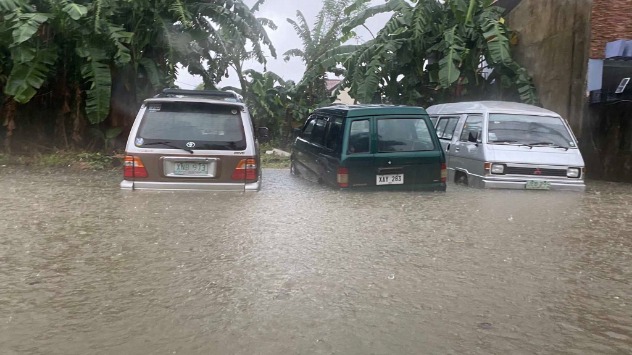 Autos stehen auf einem überfluteten Parkplatz in der Hauptstadt Manila.