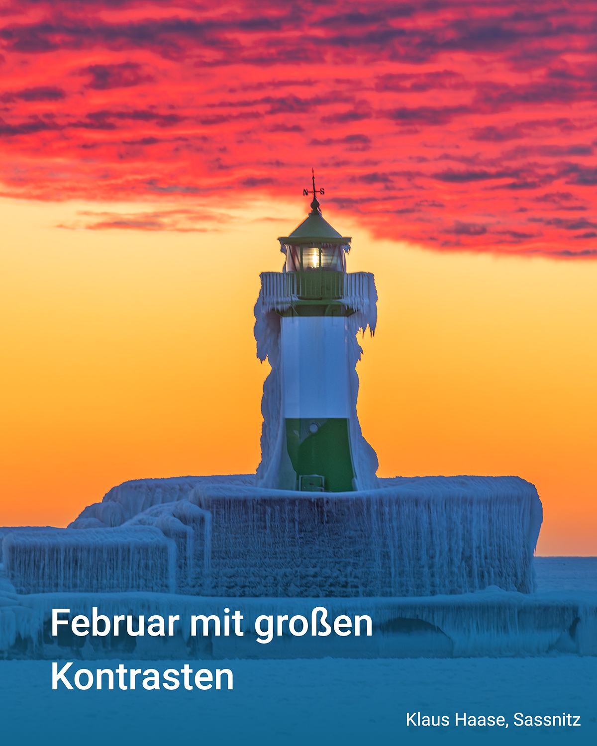 Mit Eis überzogener Leuchtturm in Sassnitz auf Rügen am Morgen