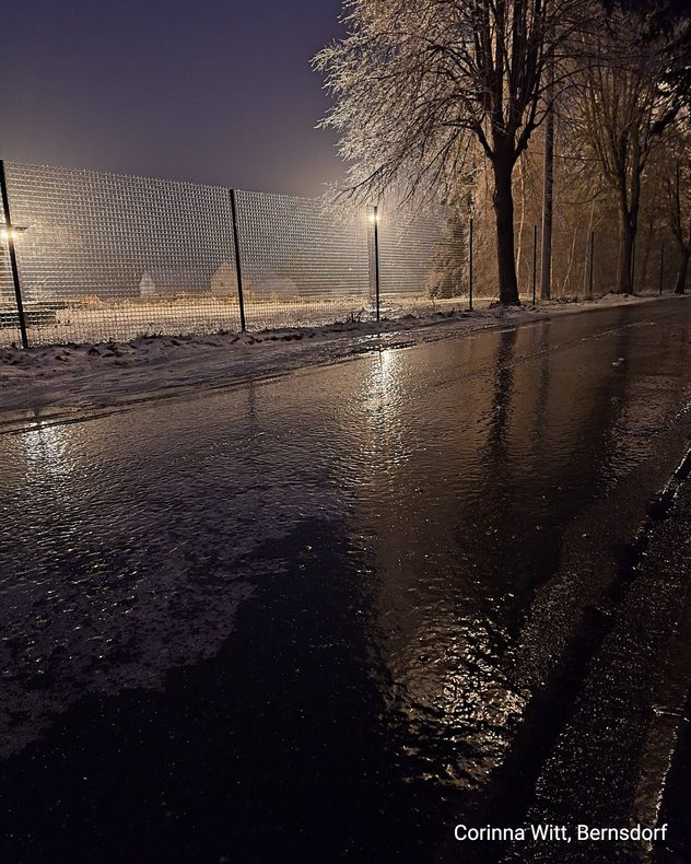 Mit Glatteis überzogener Boden am frühen Morgen im Februar