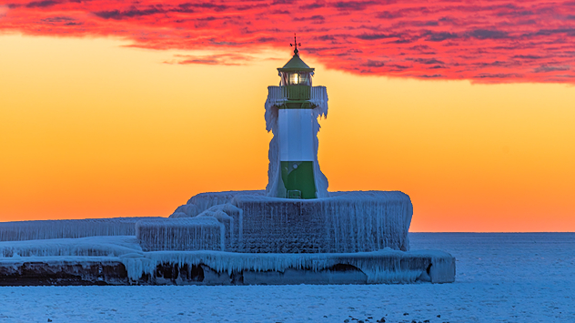 Mit Eis überzogener Leuchtturm in Sassnitz auf Rügen am Morgen