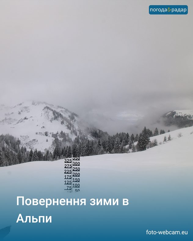 На фотографії зображено зимовий гірський пейзаж із великою кількістю снігу на передньому плані.