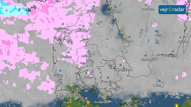 Vejrkort over Danmark med udbredt skydække og snebyger i den nordlige og vestlige del af landet.