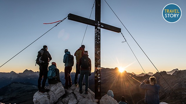 Wanderer am Gipfelkreuz.