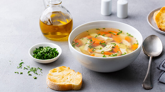 Hühnersuppe und einige Zutaten