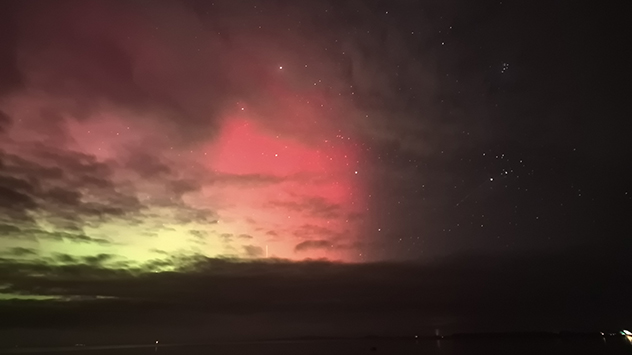Die Polarlichter erscheinen auch am Strand von Ohrfeldhaff an der Flensburger Förde.