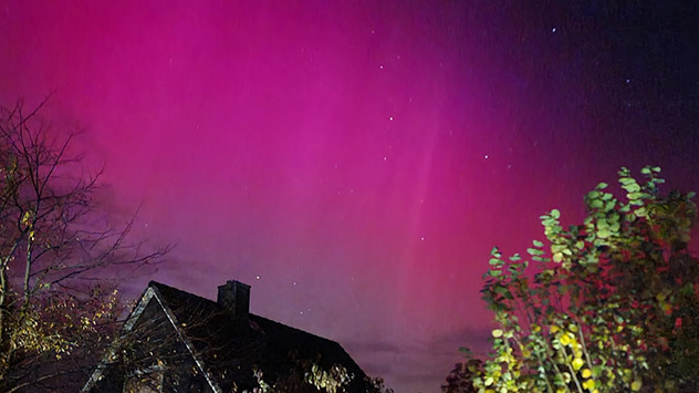 Ein violettes Glimmen zieht sich über den Nordhimmel über Kayhude bei Hamburg.