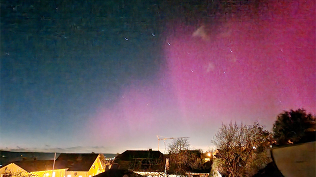 Auf der Handyaufnahme sieht das Polarlicht über Dattenberg bei Bonn eindrucksvoll aus. 