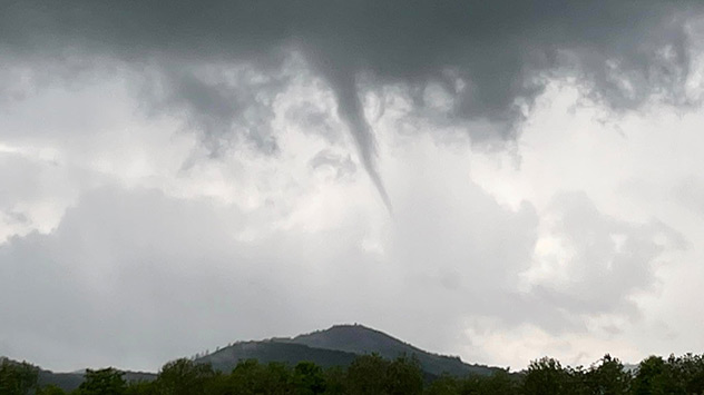 Trichterwolke an einer Gewitterwolke über Medebach im Hochsauerland