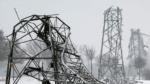 Umgestürzter Strommast im Schnee